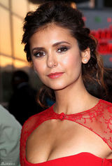 组图：妮娜-杜波夫性感红裙美艳亮相