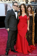 组图：马西娅-盖伊-哈登化身红色美人鱼亮相