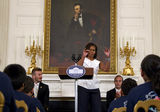 组图：奥巴马白宫宴请众球星 贝克汉姆赠送球衣