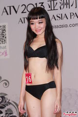 组图：亚姐泳装火辣秀胸 怪咖多女版王祖蓝现身