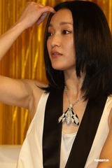 组图：周迅优雅亮相品味香水 超大钻饰抢镜