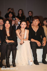 组图：潘霜霜酥胸半露秀性感 纯净之心期待美好爱情