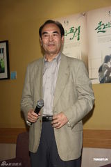 组图：柯有伦房思瑜默契宣传新片 戏中忆丧父之痛