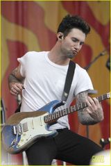 组图：魔力红热力献唱 亚当身姿妖娆表情逗笑