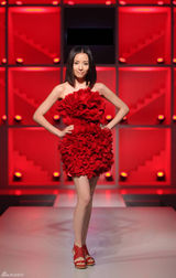 组图：董洁亮相微电影发布会时尚走秀