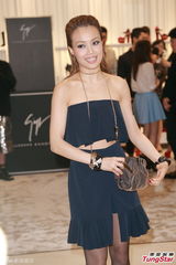 组图：熊黛林爆乳红唇扮性感猫女郎