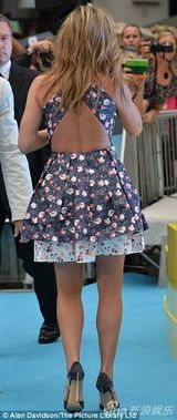 组图:安妮斯顿碎花裙清新亮相《冒牌家庭》首映