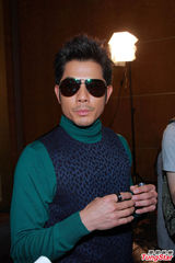 组图：郭富城斑点装亮相 墨镜遮面尽显型男范