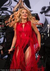 组图：丽塔-欧拉献唱音乐节布条裙性感逼人