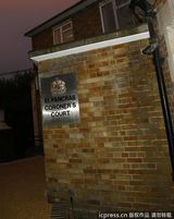 组图：警方移走怀恩豪斯遗体 歌迷献花伤心落泪