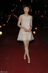 组图：孙俪白裙优雅现身 为小朋友彩绘显亲和