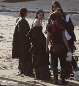 组图：《暮光》女主角新片扮公主 遭喷水露半球