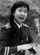 组图：彭丽媛老山前线慰问演出青涩旧照曝光