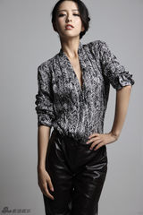 组图：佟丽娅时尚写真妩媚与气场并存