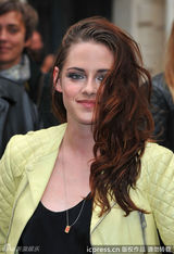 组图：暮光女偷腥门后人气更高 巴黎引爆镁光灯