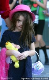 组图：小苏瑞亮相略施粉黛樱唇红 拿娃娃吓唬狗仔