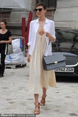 组图：米兰达-可儿深V裙亮相胸前险走光