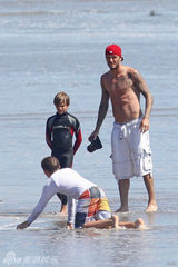 组图：贝克汉姆带儿子军团冲浪 享受假日时光