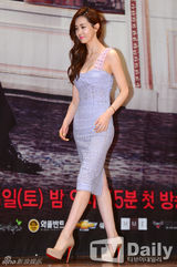 组图：李多海时隔八年再搭李栋旭 镂空裙秀美胸