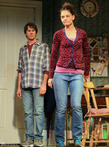 组图：《死亡账户》曝舞台照 凯蒂与男星狂吻