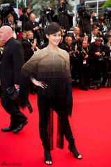 组图：李宇春戛纳再走红毯 8公斤礼服展中性风