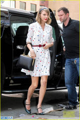 组图：斯威夫特蝴蝶结腰带配波点裙甜美可爱