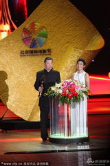 组图：顾长卫杨采妮为《少女洛荷》颁最佳摄影