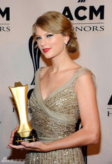 组图：乡村音乐学院颁奖礼 泰勒-斯威夫特红唇电眼