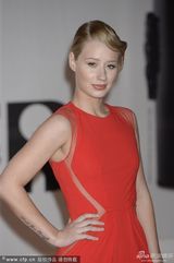 组图：2014全英音乐奖  阿米莉亚-凯利红裙端庄