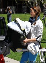 组图：杰西卡-阿尔芭公园亲子游 帮爱女穿鞋显温馨