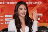 组图：张雨绮获最受欢迎女演员 吻奖杯秀婚戒