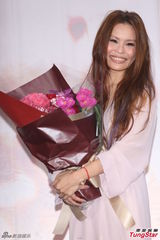 组图：周蕙粉裙亮相气质优雅 现场洒泪否认整形