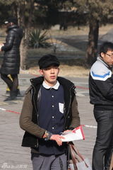 组图：北影放榜日最美工作人员与考生竞艳