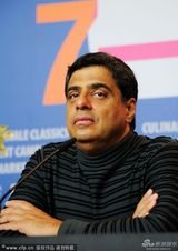 组图：《启宝车》发布 导演卡普尔表情显严肃