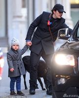 组图：奥兰多独自带子出街 小弗林迷你大衣抢镜