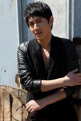 高清图：何明翰拍杂志封面 化身英伦雅痞绅士