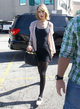 组图：斯威夫特吊带装亮相 丝袜配舞鞋美艳性感