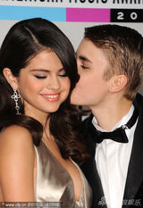 组图：比伯与赛琳娜分手 盘点二人甜蜜亮相瞬间