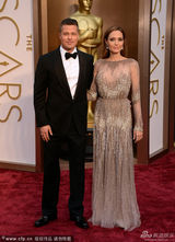 组图：皮特牵手朱莉情侣装亮相 秀恩爱全场轰动