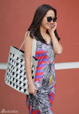 组图：秦子越曝光出游照 超仙长裙最拉风