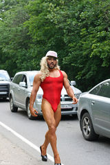 组图：俄男模疯狂模仿麻辣鸡 变粉红金刚引吐槽