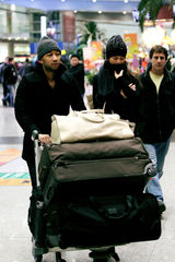 组图：John Legend携女友抵京 与李玟备战不亦乐乎