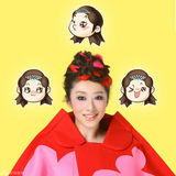 组图：刘思彤童心未泯 与Q版铁珊瑚耍宝