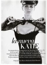 组图：阿汤嫂凯蒂-赫尔姆斯蕾丝装登《Vogue》