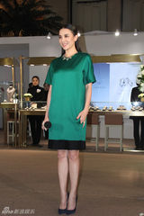 组图：小宋佳清新绿裙洋溢春天气息