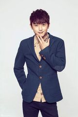 组图：花美男韩野轻熟写真 九宫格表情帅气搞怪