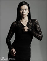 幻灯图：章子怡再登杂志封面 造型摩登眼神魅惑