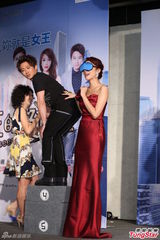 组图：《女王的诞生》孙耀威抱起杨谨华体力佳