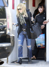 组图：麦当娜潮装赴健身房 破洞牛仔裤彰显个性