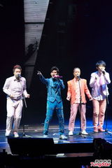 组图：周杰伦香港演唱会落幕 陈奕迅台上力挺